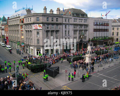 Menschenmassen beobachten die Parade der irischen Streitkräfte bei der Gedenkfeier zum Osteraufstand 1916 in der O`Connell Street in Dublin, Irland Stockfoto